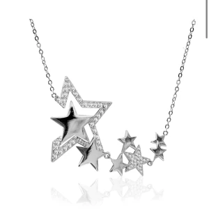 Ioaku multistar halsband  - Säljer mitt oanvända multi star halsband i silver från ioaku då jag ej kommer använda det. Nypris 700 säljer för 499
