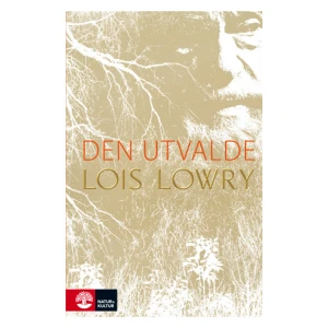 Den utvalde (pocket) -  Den utvalde är en andlöst krypande skildring av hur en diktatur maskeras till demokrati. Språkligt en njutning. Eftersom det slutar i en rejäl cliffhanger bör förstås de efterföljande tre delarna i kvartetten snarast få svenska språkdräkter."Gull Åkerblom, BTJ  Jonas lever i ett samhälle utan konflikter, fattigdom, arbetslöshet eller skilsmässor. En värld där allt fungerar och ingen är missnöjd. Men Jonas är spänd. Spänd inför den årliga ceremonin då samhällets alla tolvåringar ska säga adjö till sin barndom och tilldelas en livsuppgift. I år är det hans tur. Under ceremonin väljs Jonas ut att bli samhällets nya minnesbevarare. Han får gå i lära hos den gamla minnesbevararen, en man som han kallar Givaren. Ju mer tid Givaren och Jonas tillbringar tillsammans, desto mer övertygad blir Jonas om att något är fel, alldeles fasansfullt fel. Han börjar allt tydligare förstå vilka mörka hemligheter som döljs bakom den perfekta fasaden.  Suggestivt gastkramande berättelse om ett på ytan perfekt samhälle. Den utvalde är första delen i en serie om fyra titlar.    Lois Lowry är född 1937 i Honolulu, Hawaii och uppvuxen i New York. Hon har skrivit mer än trettio böcker för barn och unga och har i sitt hemland USA belönats med många litterära priser.     Format Pocket   Omfång 214 sidor   Språk Svenska   Förlag Natur &amp; Kultur Allmänlitteratur   Utgivningsdatum 2017-01-24   Medverkande Birgitta Gahrton   ISBN 9789127151338  