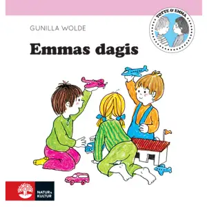 På dagis leker Emma oftast med Nilla. Men ibland vill Nilla leka med någon annan och då blir Emma sur. Men att vara osams länge på dagis går inte, för där händer så mycket annat. Böckerna om Totte och Emma är riktiga barnboksklassiker. Vardagsnära berättelser i kombination med tidlösa illustrationer gör böckerna ständigt aktuella. Nu varsamt reviderade i ny design.  Gunilla Wolde (1939-2015) var författare, tecknare och illustratör. Hon är framför allt förknippad med de populära böckerna om Totte och Emma, klassiker som läses och älskas av nya generationer. Böckerna har översatts till fjorton olika språk.    Format Inbunden   Omfång 28 sidor   Språk yid   Förlag Natur & Kultur Allmänlitteratur   Utgivningsdatum 2020-10-19   Medverkande Gunilla Wolde   Medverkande Nikolaj Olniansky   ISBN 9789127171831  