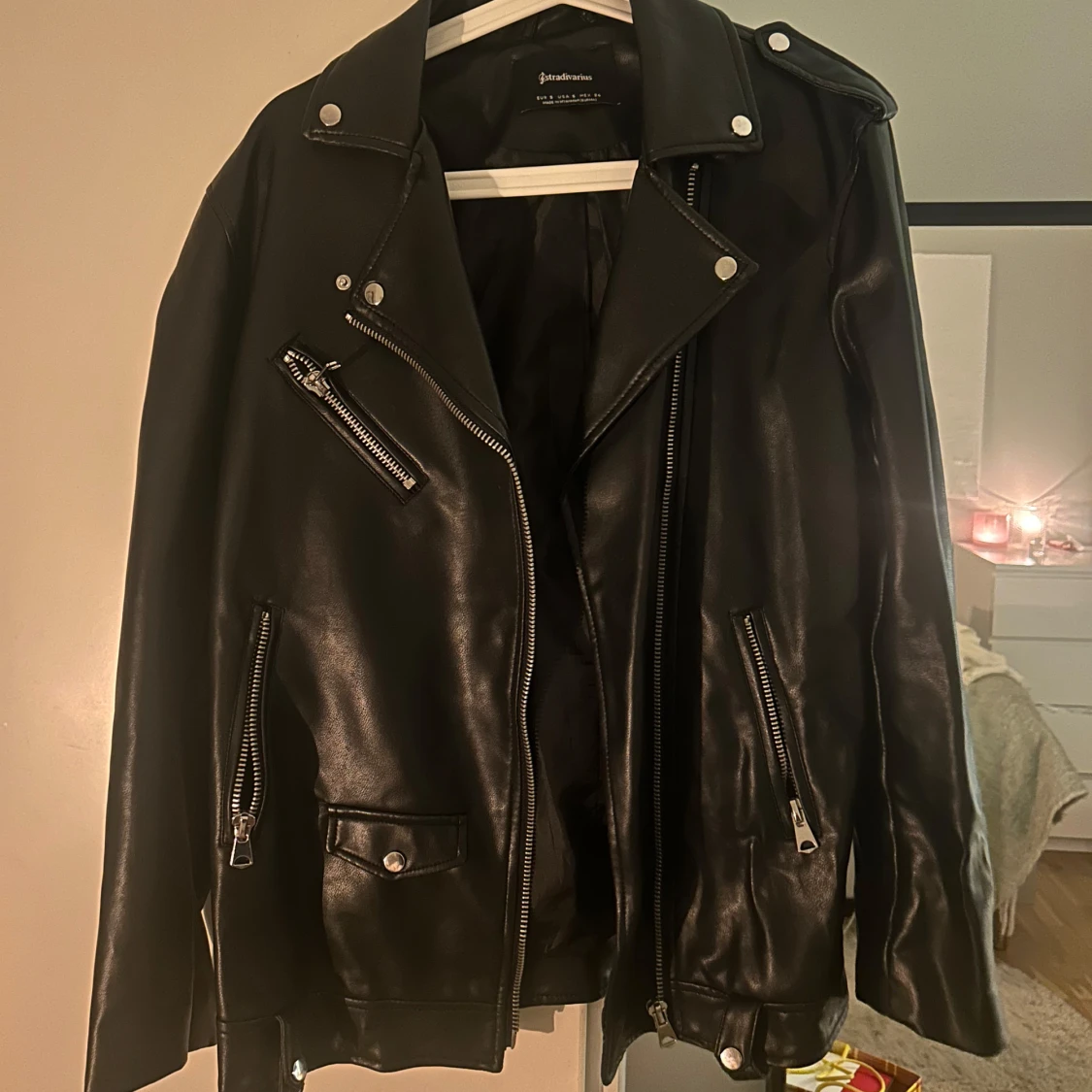 Svart skinnjacka från Stradivarius - 90