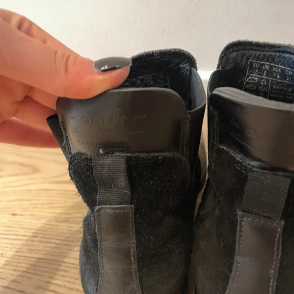 Säljer ett par stilrena svarta boots från Gant i skinn och mocka. De har en klassisk design med elastiska paneler på sidorna för enkel på- och avtagning. Perfekta för höst och vinter, dessa boots är både snygga och praktiska.. Skor.