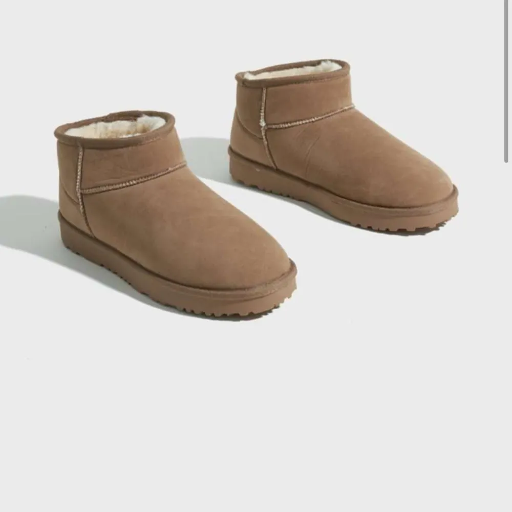 Superfina bruna mini boots från Nelly i syntetmaterial. Köpta för 350 kr 💗storlek 39. Skor.