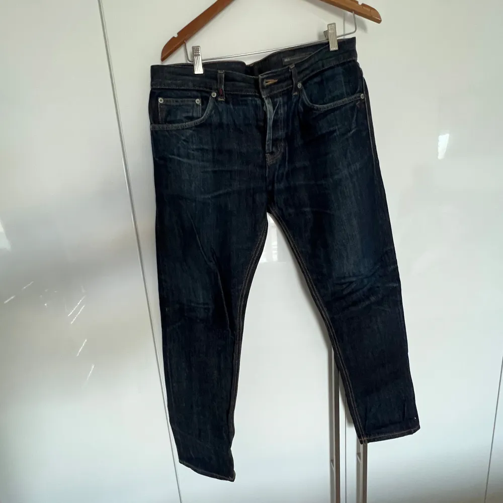 Säljer ett par mörkblå jeans i bra skick. Storlek 34 och mius slimfit modell. Jeans & Byxor.