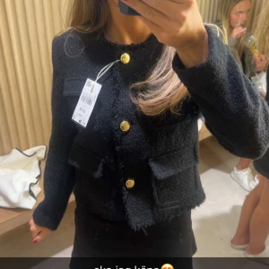 Svart jacka med guldknappar - Säljer en snygg svart jacka med stora guldknappar från mango❤️❤️