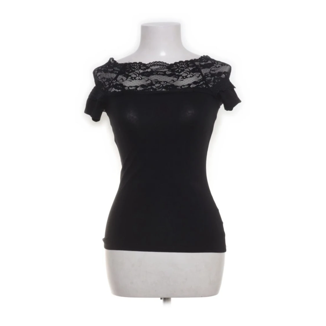 Svart offshoulder topp med spetsdetaljer