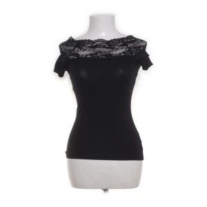 Svart offshoulder topp med spetsdetaljer - Snygg svart offshoulder topp med spetsdetaljer över axlarna. Perfekt för en utekväll eller fest. Aldrig använd❤️‍🔥