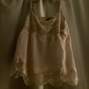 Beige linne från Ester Elenora - Säljer ett superfint beige linne från Ester Elenora. Det har spetsdetaljer vid halsringningen och nederkanten som ger en romantisk touch. Storlek. Xs-M. Pris kan diskuteras 