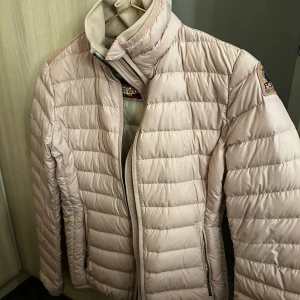 Ljusrosa Parajumper jacka - Ljusrosa med beige inuti, storleken är Y-L men passar mig perfekt och är XS/S🩷pris kan diskuteras vid snabb affär. Köpt för 3200kr