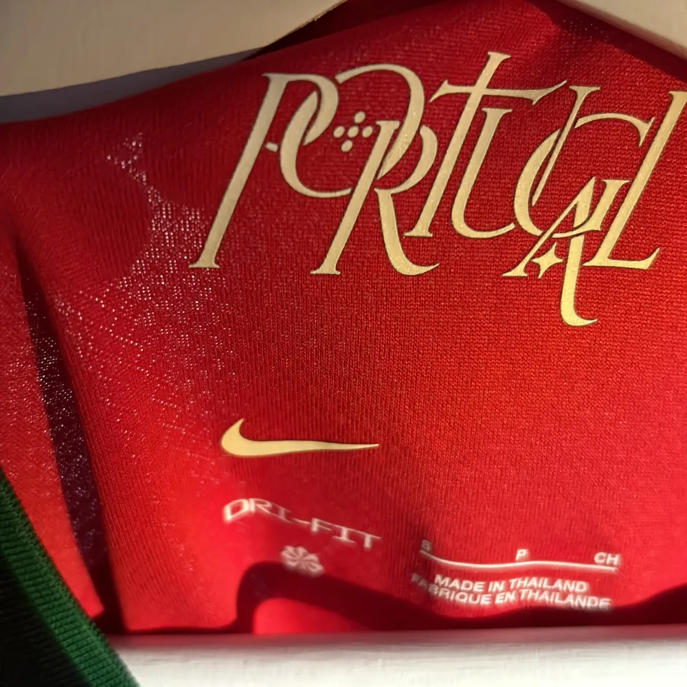 Säljer en äkta Portugal fotbollströja. Passar storlek s och m. Denna t-shirts värde ökar hela tiden då det är ronaldos sista em.  Tröjan har ett broderat landslagsemblem på bröstet och 'Ronaldo 7' tryckt på ryggen. 10/10 skick då den endast använts en gång.. T-shirts.