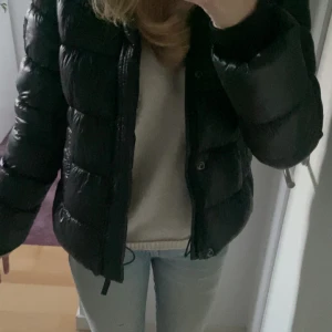 Svart pufferjacka från Superdry - Säljer min svarta glansiga pufferjacka från superdry, har en liten defekt på ärmen men som är lagad med en påsydd lapp. Nypris ca 1500kr💘