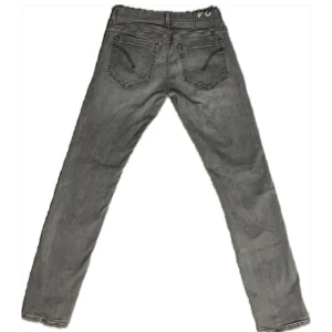 Dundup jeans - Säljer ett par riktigt snygga gråa dundup jeans. Dom är i jättebra skick och har inga defekter alls. Inte mycket använda och nya kostar dom 3500kr. Byxorna passar mig inte så vill bara bli av med dom, därav det bra priset. Storlek 34/32 men passar 33 i midjan. Modell: George Skinny fit. Kan skickas iväg samma dag som köp vid snabb affär. Pris kan också diskuteras. Ställ gärna frågor om det är något du funderar över.🔥