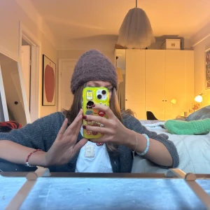 Brun virkad mössa - Mysig brun egenvirkad mössa perfekt för kyliga dagar. Den har en fluffig textur och gjord i alpacka vilket resulterar i att den ej kliar🤎 kan även göras i andra färger om man vill