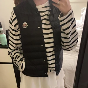 Moncler väst (liane down gilet) - Nyskick, västen är äkta, och använd ett fåtal gånger. Nypris: 8935