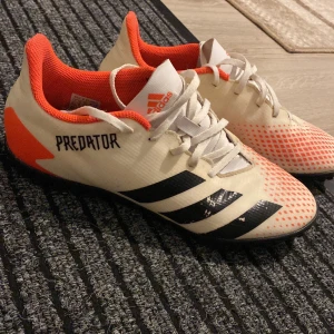 fotbollsskor inomhus/grus Adidas Predator   - Säljer ett par Adidas Predator fotbollsskor inomhus/grus i mycket bra skick. Lite smutsiga men ej sönder någonstans.