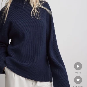 Mörkblå stickad tröja från NA-KD - Säljer en superfin mörkblå stickad polotröja från NA-KD. Perfekt för kyliga dagar med sin mysiga och varma känsla. Tröjan har en klassisk design med långa ärmar och en bekväm passform. Ett måste i garderoben för höst och vinter! 💙Den är helt oanvänd. Nypris är 500kr. Köparen står för frakt.