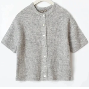 Grå ribbad kofta - Mysig grå kofta i ribbat material med korta ärmar. Endast använd 1 gång då jag bara inte tänkt på att ha på mig den. Super skön och asss snygg till vinternn. Storlek S men passar xs-s OCH m!!!! Priset är såklart diskuterbary och kom privvv om du är sugen på att se flera bilder!❤️ INGA Defekter!🦄🦄🦄