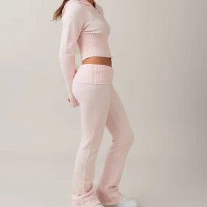 Rosa stickad byxa och hoodie set - Superfint rosa set med stickade byxor och matchande hoodie. Byxorna har en loose passform och är lågmidjade med ribbad midja. Hoodien är croppad med dragkedja och ribbade detaljer. Perfekt för mysiga dagar hemma eller en avslappnad dag ute. 🩷