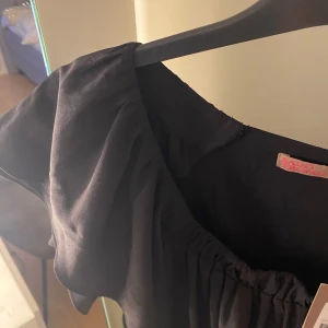 Svart klänning från Saint Tropez - Säljer en elegant svart klänning från Saint Tropez i storlek S. Klänningen har korta ärmar och en smickrande passform. Perfekt för både vardag och festliga tillfällen. Helt ny med tag kvar!