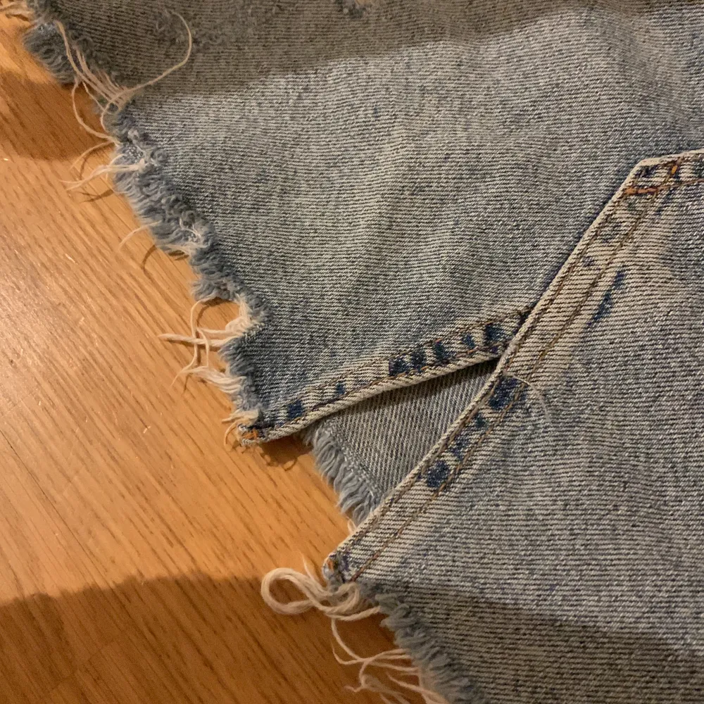 Säljer en jeanskjol från Perfect Jeans (Gina) i storlek 36. Kjolen har en rå kant och slitna detaljer. Kjolen är i  bra skick! Och har knappar istället för dragkedja . Kjolar.