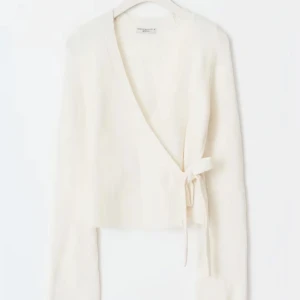 Vit omlottkofta från Gina Tricot - Säljer en superfin  slutsåld vit omlottkofta från Gina Tricot. Den är i ett mjukt material och har en knytning i sidan som ger en snygg form, aldrig använd med lappen kvar❤️