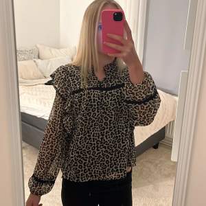 Jag säljer en leopard blus från Lindex som är i super bra skick, använd 1 gång. Säljer för att den aldrig blir använd😊Jag köpte den för 279kr