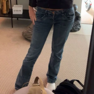 LTB blå jeans - Säljer mina blåa LTB jeans som jag inte får någon användning till 😓 Önska jag fick användning till då dem är så sjukt sköna osv. Inga defekter såsom hål osv.🥰 W27 L32