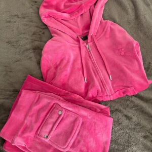 Juicy Couture set - Jätte fint rosa set ifrån Juicy. Byxorna är storlek XS och tröjan i S