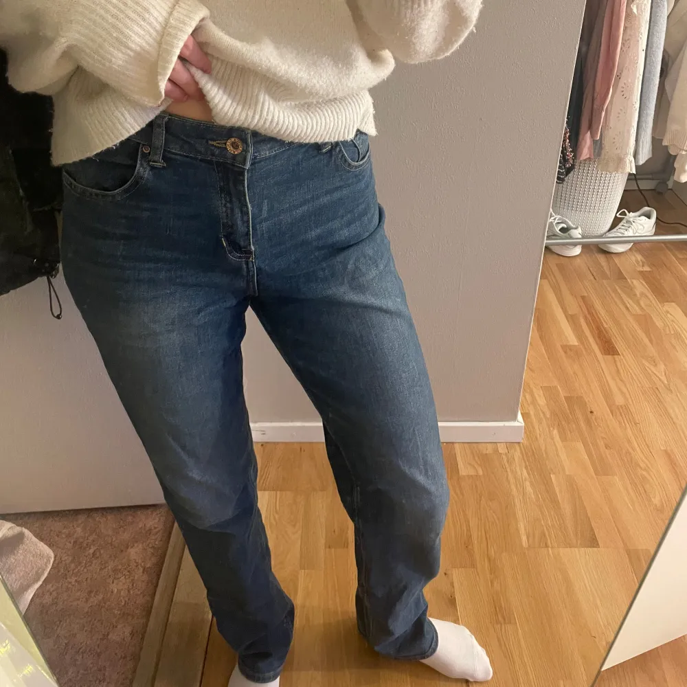 Säljer ett par klassiska blå jeans i bra skick. De har en normal passform och är perfekta för vardagsbruk. Jeansen har en knapp och dragkedja framtill. 💗. Jeans & Byxor.