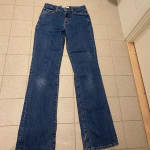 Midrise bootcut jeans - Ett par midrise bootcut jeans, skriv till mig vid frågor💓💓💓