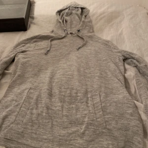 Grå hoodie från edc - En super snygg Kashmir hoodie från Edc och köpt för 1499kr och mitt pris är 699kr men pris kan diskuteras! Denna Kashmir är lite stor för mig och jag själv är 162. Och den här hoodien har skit snygga blåa detaljer!