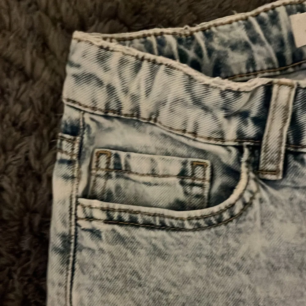 Säljer ett par snygga blå jeans från Lindex i storlek 146 (barnstorlek). De har en klassisk straight fit och är perfekta för vardagsbruk. Jeansen har en cool tvättad look och är i mycket bra skick. Perfekta för både skola och fritid! ❤️. Jeans & Byxor.