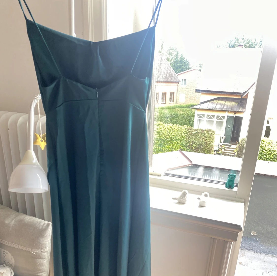 Turkos långklänning med smala axelband och öppen rygg! - 90