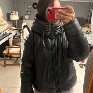 Pufferjacka  - Svart pufferjacka från Zara. 🥰