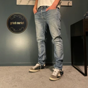 Replay Grover  - Ett par Replay jeans i en ovanlig färg| jeansen är i grymt skick, inga defekter 9,5/10 (slitningarna på bakfickan är inte defekter) | size 32 som sitter grymt på mig, jag är 181cm 70kg | nypris 1600, priset är inte hugget i sten!