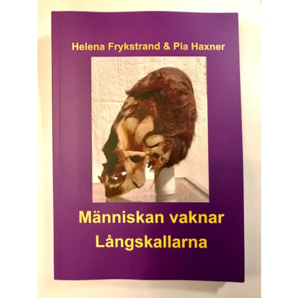 Vi måste vakna upp ur vårt tekniska dagdrömmeri, är den flammande appell som Långskallen Cheeta förmedlade till de båda författarna. Hela vår nuvarande civilisation är hotad om vi inte genast börjar samarbeta med naturen. Pia och Helena reste till Peru för att utforska de fynd av långskallar som påträffats där. Men resan fick ett helt annat innehåll när Cheeta kom in i bilden. Det blev en resa genom flera dimensioner. Cheeta undervisade dem om hur hennes förfäder levde med kärleken som samhällssystem. Hon berättar om hur de fortfarande lever högt uppe i Anderna. Hon påvisar att livskvalitén avtar när vattnet, jorden och luften håller på att fördärvas. Dessa energikällor blir förstörda när förgiftning, råvaruplundring och nedskräpning bryter ned livsprocesserna. Fortsätter vi konstgödsla åkrarna så slutar det med att marken inte förmår mer och övergår till ökenområde. När en matförgiftning bryter ut får författarna tid att samtala om Cheetas vägledning och de kommer till djupa och omstörtande insikter. Författarna påvisar mörkret som råder i världen, men där finns också ljus om vi vill ta det till oss och följa kärlekens universella lagar. Långskallar är en ras, ett folkslag som bland annat hade mycket större och längre skallar än genomsnittsmänniskan. Sådana skallar har hittas över hela jorden och särskilt många i Paracas, Peru. Många av Egyptens faraoner var långskallar, till exempel Tuthankhamon och Echnaton, liksom Nefertiti och hennes döttrar. Nyligen undersökta DNA prover från en välbevarad långskalle visar att den delvis har samma DNA som dagens människa, men den har också annat DNA, som inte finns i mänskligt eller djuriskt liv här på jorden. Vi ser det som bevis på att långskallarna härstammar från en annan planet. Boken innehåller information och bilder på långskallar och andra avvikande skallar.    Format Häftad   Omfång 204 sidor   Språk Svenska   Förlag Helhetens förlag   Utgivningsdatum 2022-01-24   Medverkande Pia Haxner   ISBN 9789198403213  . Böcker.