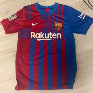 Säljer en äkta FC Barcelona fotbollströja då jag behöver pengar. Skicket är super förutom Rakuten trycket som är lite slitet