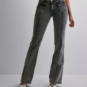 Grå jeans med raka ben - Gråa pocket jeans från nelly. innerbenslängs på ca 80 cm.