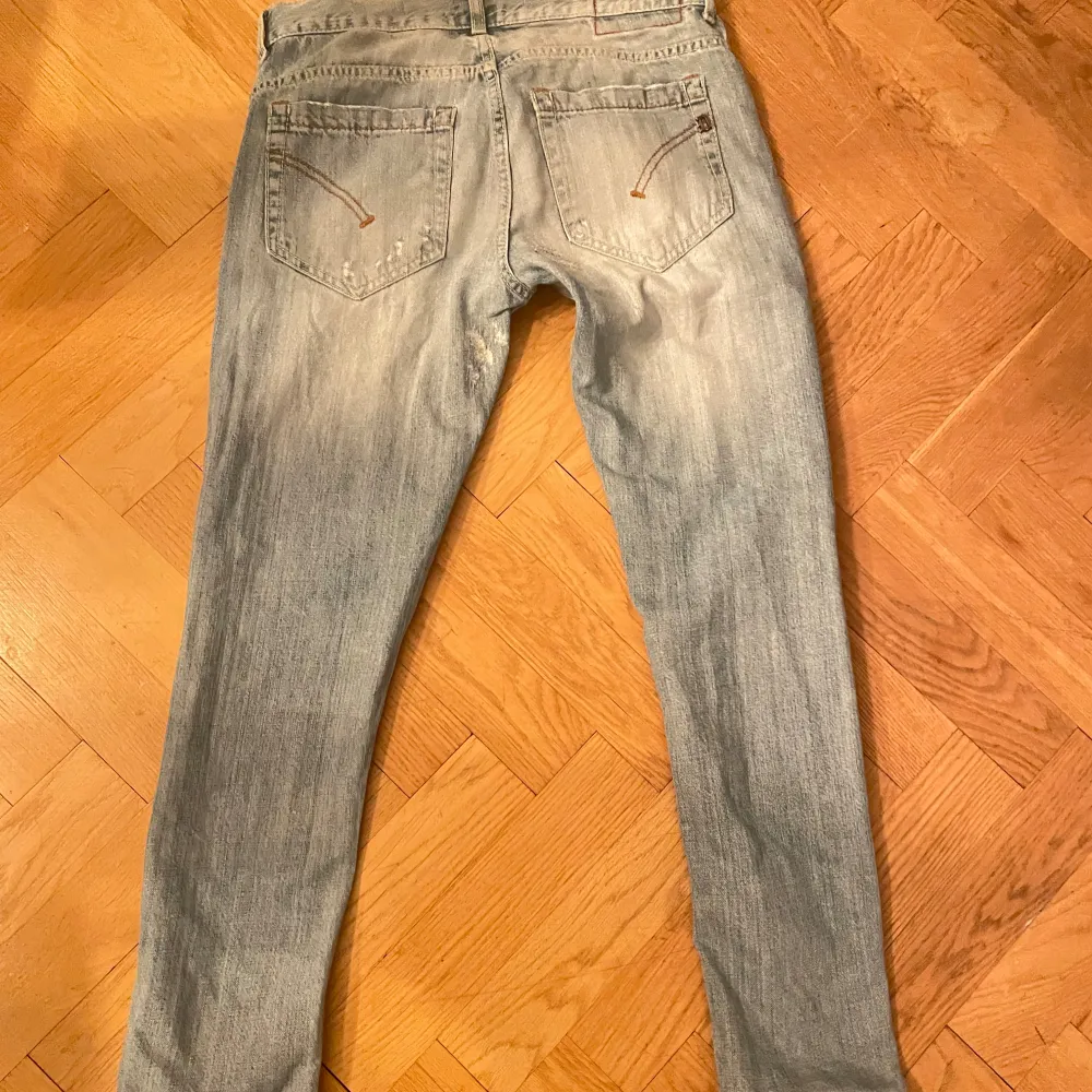 Dondup George jeans m slitningar | Strl: 29w | skick 9/10 |699kr | modellen är 175cm och väger 55kg | Skriv gärna vid funderingar 😁👍. Jeans & Byxor.