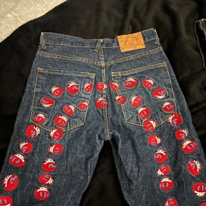 Evisu jeans  - Midjemåttet är 79cm