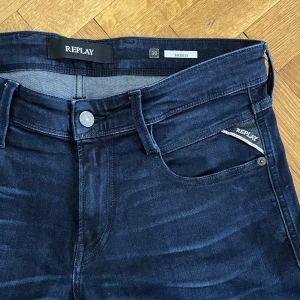 Replay anbass - Säljer ett par mörkblåa anbass i en galet snygg tvätt då jag inte använder de så mycket längre! Perfekt till en vit krage🤙Fint skick utan några defekter! Finns att hämta i Kristianstad, annars frakt🤝Kan fraktas tillsammans med annat i min profil vid samköp! Priset kan diskuteras vid snabb affär och eller samköp med annan annons! Kom gärna till dm för bättre bilder! Va svårt att få bilder med bra ljus💯