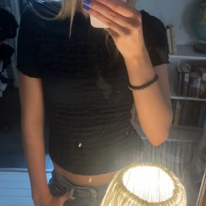Svart fest topp - Svart topp med skrynkligt material, as snygg och lätt att styla!🖤