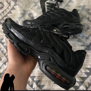 Svarta Nike Air Max sneakers - Oanvända Snygga helt nya svarta Nike Air Max sneakers med klassisk design och synlig luftdämpning i sulan utan lådan. Skorna har snörning och är tillverkade i syntetmaterial med meshdetaljer för extra andningsförmåga. Storlek 44-45 skriv till mig för mer info så skickar jag flera videos 