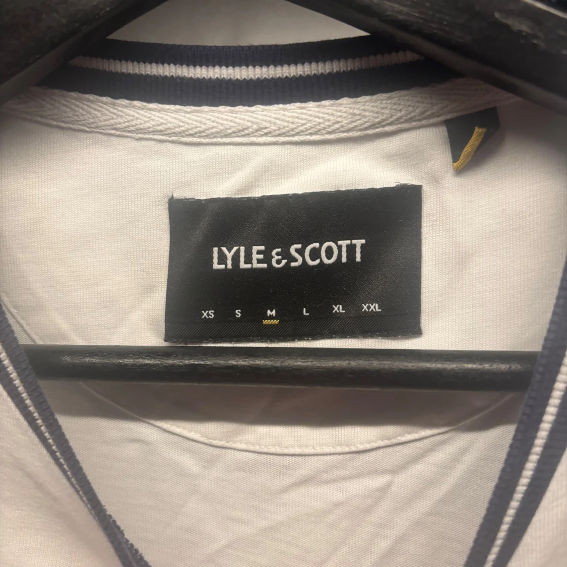 Vit och marinblå t-shirt från Lyle & Scott - 1