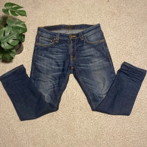 Blå jeans från Nudie Jeans - Snygga blå jeans från Nudie Jeans . De har en slim model med perfekt tvätt. Dom passar 160-163cm. Priset kan gå ner