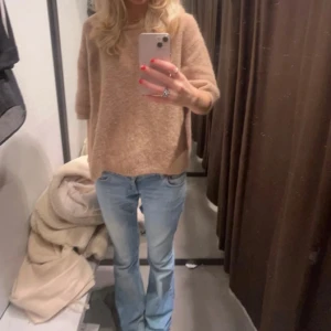 Beige stickad trekvarts tröja - Mysig beige stickad trekvarts tröja ifrån Lindex, den är i storlek L men jag brukar bära xs/s i tröjor och den sitter fint overzised på mig, så funkar för olika storlekar beroende på hur man vill att den ska sitta!💗