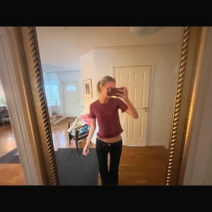 Zara t-shirt - Superfin och unik broderad t-shirt ifrån Zara💗