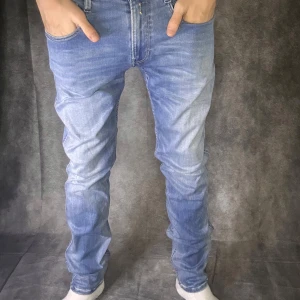 Replay anbass slim jeans - Mycket fint skick | Size 32/32 | modell 180 63 kg Följare får 50 kr rabbat | fraktar spårbart inom 24 timmar med PostNord eller instabox |