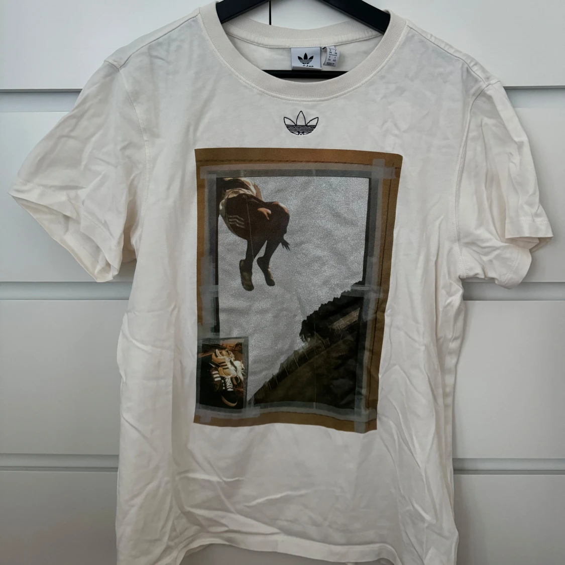 Beige t-shirt från Adidas med tryck