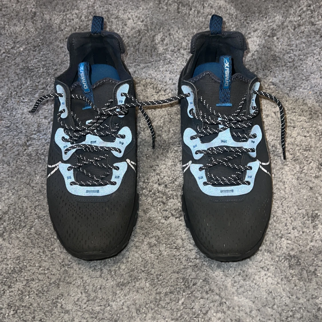 Svarta och blå Nike sneakers