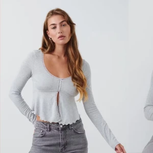 Grå långärmad topp från gina tricot - Säljer en söt grå långärmad topp från gina tricot, storlek s💞 skriv för egna bilder på